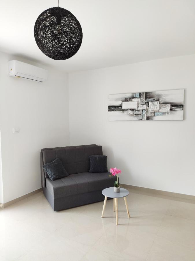 White Studio Apartman Pula Exterior photo
